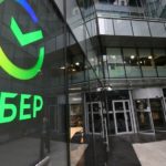 Птица в доме и горящие уши: в какие приметы больше всего верят россияне