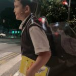 Школьники выстроились у дорог Краснодарского края с книгой по малобюджетному PR “Денег нет, но вы пиарьтесь”