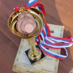 Золотая медаль: половина мам и пап хотят награду за успехи ребенка в учебе